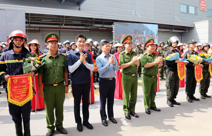 Phó Chủ tịch Thường trực UBND tỉnh Đào Quang Khải cùng các đại biểu lãnh đạo Cục Cảnh sát PCCC và CNCH trao cờ lưu niệm cho các lực lượng tham gia diễn tập.