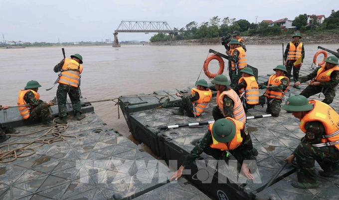 Lực lượng công binh 249 ghép đốt hợp long cầu phao Phong Châu. Ảnh: An Đăng - TTXVN