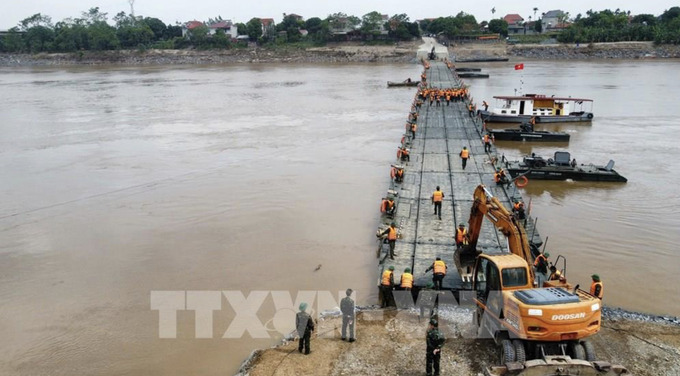 Cầu phao Phong Châu chính thức hợp long lúc 10h36 ngày 29/9.