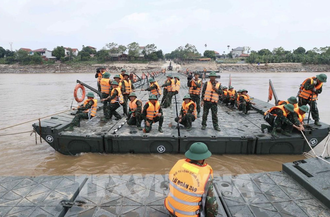 Lực lượng công binh 249 hợp long cầu phao Phong Châu. Ảnh: An Đăng - TTXVN