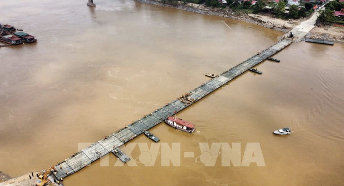 Cầu phao Phong Châu chính thức hợp long lúc 10h36 ngày 29/9.