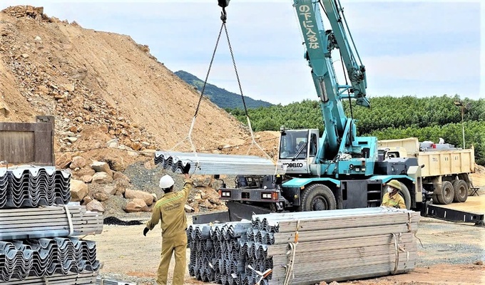 Cao tốc Vân Phong - Nha Trang đã huy động hơn 600 kỹ sư, công nhân và hơn 300 đầu máy tranh thủ khoảng thời gian công trường có nắng để chạy đua tiến độ - Ảnh: Báo GT