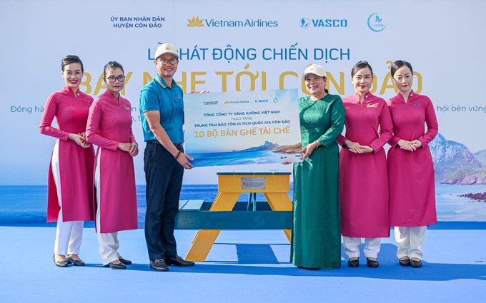 Đại diện Vietnam Airlines trao tặng Ủy ban Nhân dân Côn Đảo 10 bộ bàn ghế từ các sản phẩm tái chế