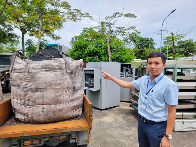 Ông Nguyễn Công Đoàn – Phó Chủ tịch UBND xã Văn Môn chỉ rõ phương tiện đổ trộm chất thải nguy hại ra môi trường bị lực lượng chức năng thu giữ.