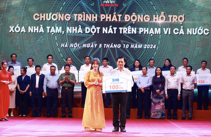 Bà Ninh Thị Lan Phương – Phó Tổng Giám đốc SHB đại diện Ngân hàng trao tặng 100 tỷ đồng cho tỉnh Sóc Trăng