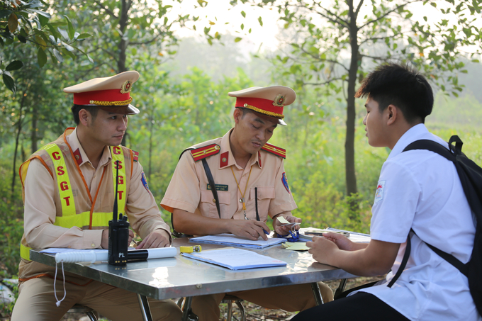 Nam học sinh không đội mũ bảo hiểm bị xử phạt