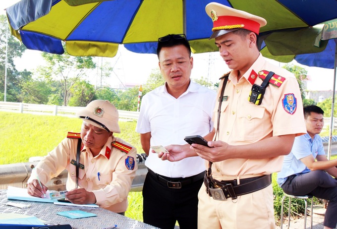 Cán bộ Đội Cảnh sát giao thông đường bộ số 2, Phòng Cảnh sát giao thông (Công an tỉnh Bắc Giang) kiểm tra GPLX