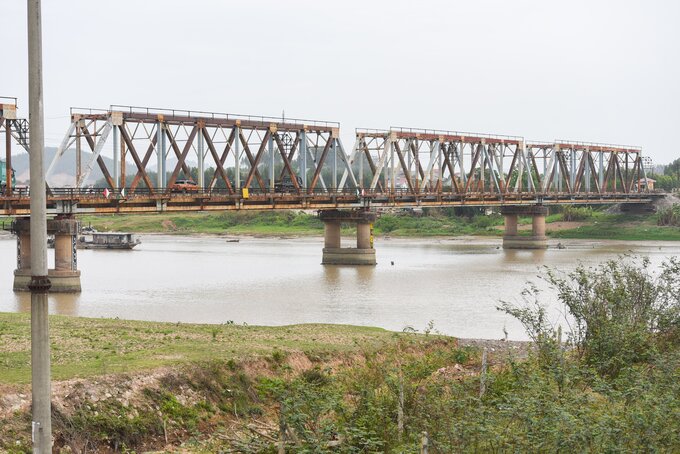 Toàn cảnh cầu Cẩm Lý.