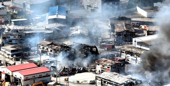 Lửa thiêu rụi nhiều công trình xung quanh/Ảnh: Korea JoongAng Daily