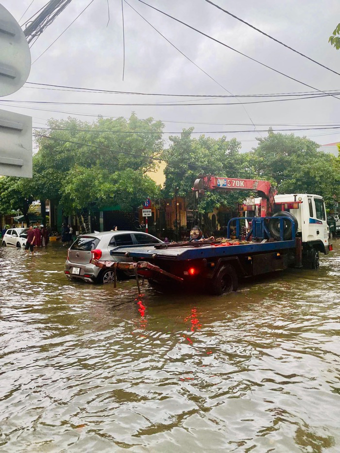 Tại các tuyến đường Dương Văn An, Hai Bà Trưng, Trần Quang Khải ngập sâu từ 20-30cm