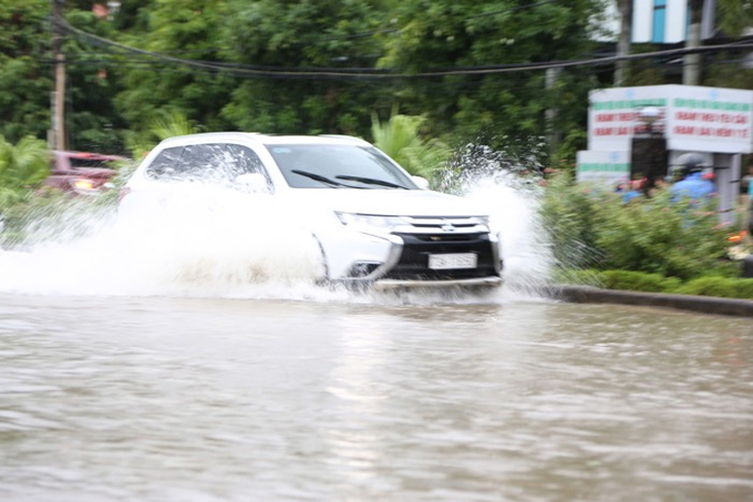 Cơn mưa lớn đã gây ngập nhiều tuyến đường TP. Đồng Hới