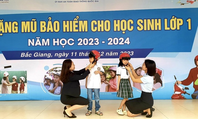 Trao tặng mũ bảo hiểm cho trẻ em năm học 2023-2024