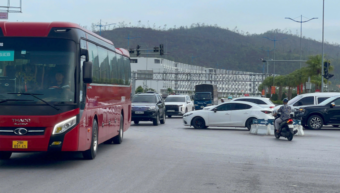 Các phương tiện mạnh ai nấy đi vì hệ thống đèn tín hiệu giao thông tê liệt nhiều tháng qua. Tại ngã tư (Ao Cá) phường Bãi Cháy, TP Hạ Long.