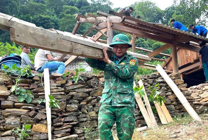 Lực lượng chức năng hỗ trợ tháo dỡ, di dời nhà dân