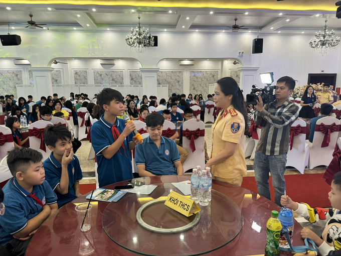 Buổi tuyên truyền còn bao gồm phần giao lưu hỏi đáp, tạo điều kiện để học sinh chia sẻ những thắc mắc về giao thông.