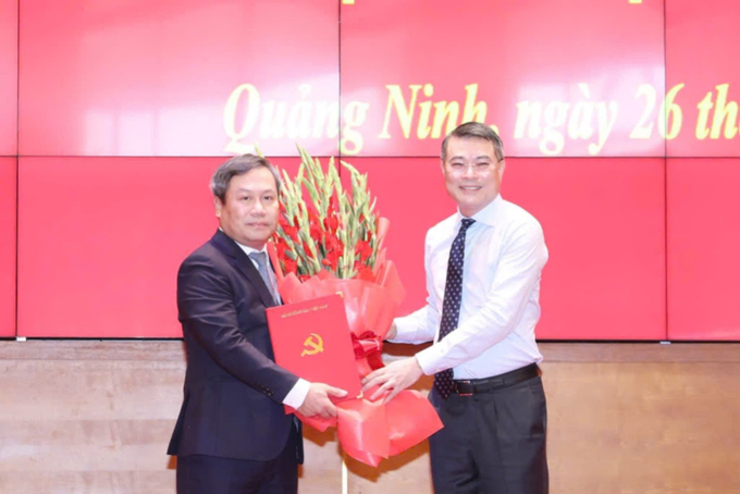 Ông Lê Minh Hưng trao quyết định, tặng hoa chúc mừng tân Bí thư Tỉnh ủy Quảng Ninh. Ảnh: Đỗ Phương