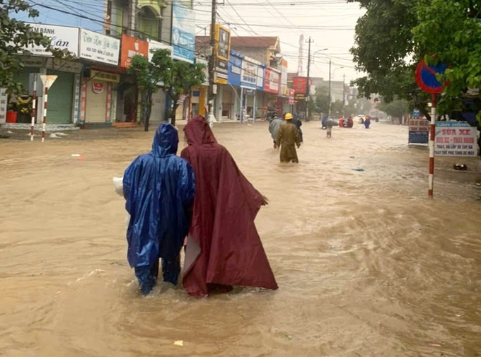 Tại thị trấn Kiến Giang, xã An Thủy (huyện Lệ Thủy), nước bắt đầu vào đến sân của nhà,