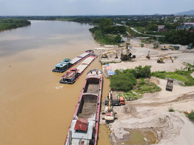 Toàn cảnh khu vực bến, bãi tập kết tại thị xã Quế Võ nơi có nhiều tàu thuyền chuẩn bị đợi để 'ăn hàng' (phóng viên ghi nhận trước đó).