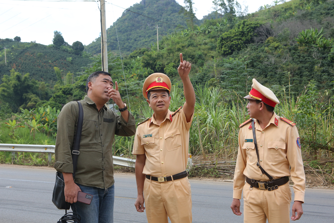 Trung tá Phùng Công Minh (giữa) trực tiếp kiểm tra hiện trường