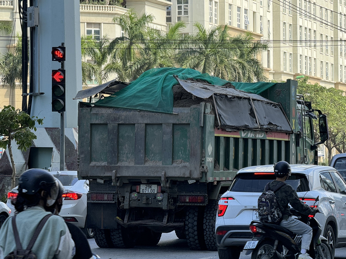 Không chỉ chở cao có ngọn, các xe này còn thường xuyên lấn làn, tạt đầu các phương tiện khác để quay đầu, vượt đèn đỏ.