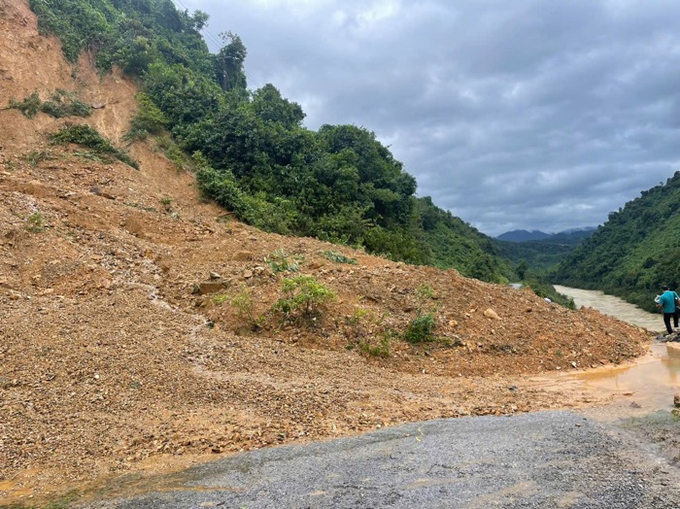 10km đường giao thông bị sạt trượt, hư hỏng, 9,65km đê bao và 19,6km kênh mương bị sạt lở, sập.