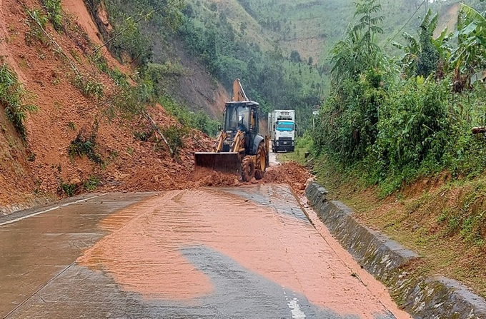 Các đơn vị đã huy động máy móc, thiết bị thi công 3 ca liên tục để nỗ lực thông xe.