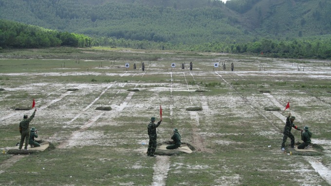 Sinh viên kiểm tra bắn đạn thật.