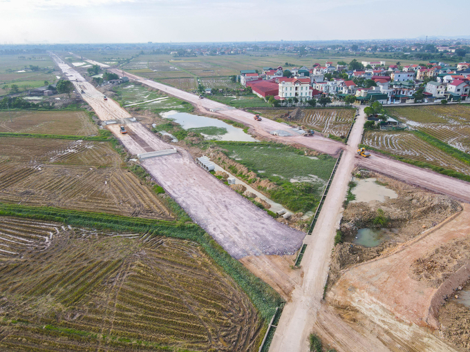 Bên cạnh đó, trên địa bàn tỉnh Bắc Ninh không có mỏ cát cung cấp cho dự án. Trong khi hiện nay nguồn cát cung cấp khan hiếm và giá thành tăng cao gây khó khăn cho các nhà thầu.