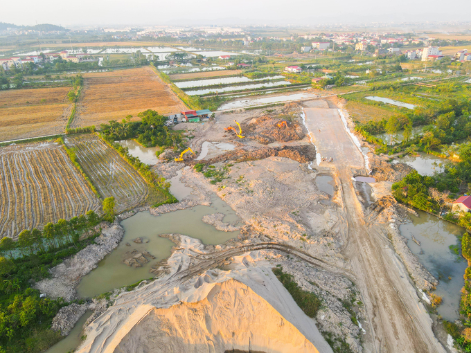 Để gói thầu thi công đảm bảo đúng tiến độ, chất lượng, Ban Quản lý dự án xây dựng giao thông đã yêu cầu Liên danh nhà thầu bổ sung máy móc thiết bị, nhân lực, các mũi thi công, tổ chức thi công “3 ca, 4 kíp” và triển khai thi công ngay các đoạn tuyến đã có mặt bằng. Hiện nay, trên tuyến đang triển khai 12 mũi thi công đường, 03 mũi thi công cầu với tổng khối lượng thực hiện gần 47 tỷ đồng, đạt 4,36% giá trị hợp đồng.