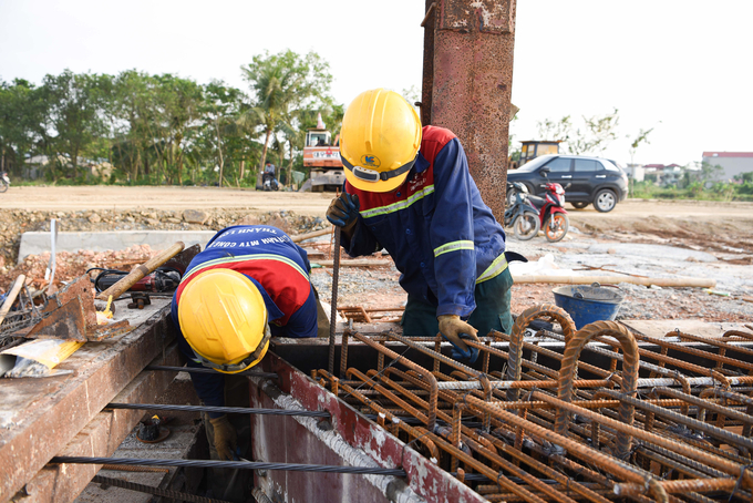 Trên công trường, công nhân đang gấp rút hoàn thành các công đoạn để đẩy nhanh tiến độ thi công.