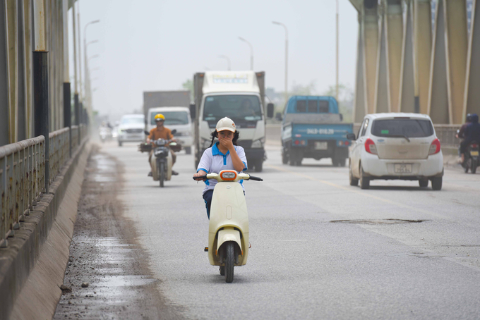 Người dân, trẻ em gặp không ít khó khăn trong việc di chuyển do mặt cầu Hồ xuống cấp và xuất hiện không ít “ổ gà, ổ trâu”.