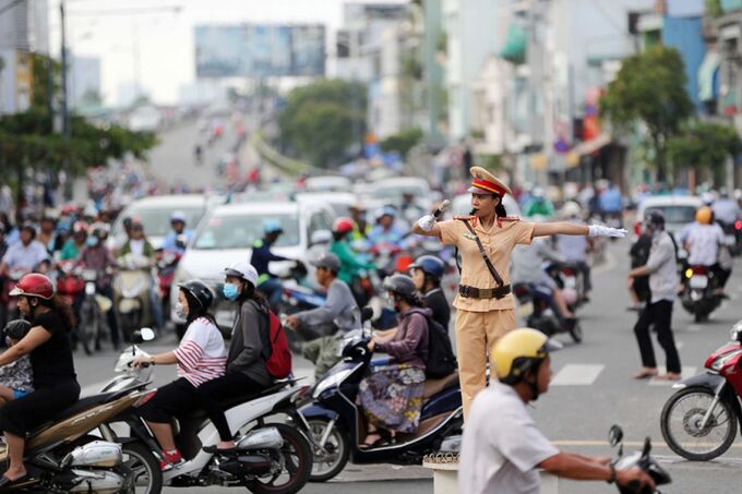 Chính phủ yêu cầu khẩn trương hoàn thiện các văn bản hướng dẫn thi hành Luật Trật tự, an toàn giao thông đường bộ và Luật Đường bộ