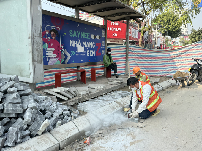 Nhà thầu tập trung chỉnh trang vỉa hè khu vực nhà chờ xe buýt trên đường Nghiêm Xuân Yêm.