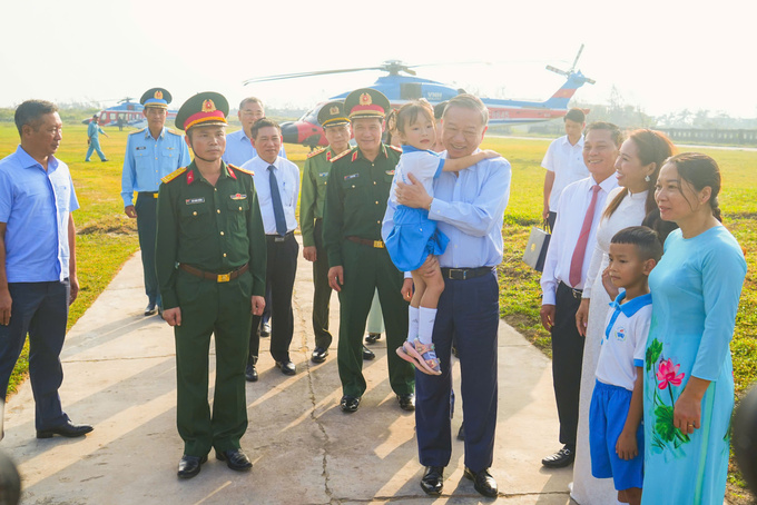 Quân dân huyện đảo Bạch Long Vĩ chào đón Tổng Bí thư Tô Lâm tới thăm và làm việc tại huyện đảo Bạch Long Vĩ. Ảnh: Phạm Hương