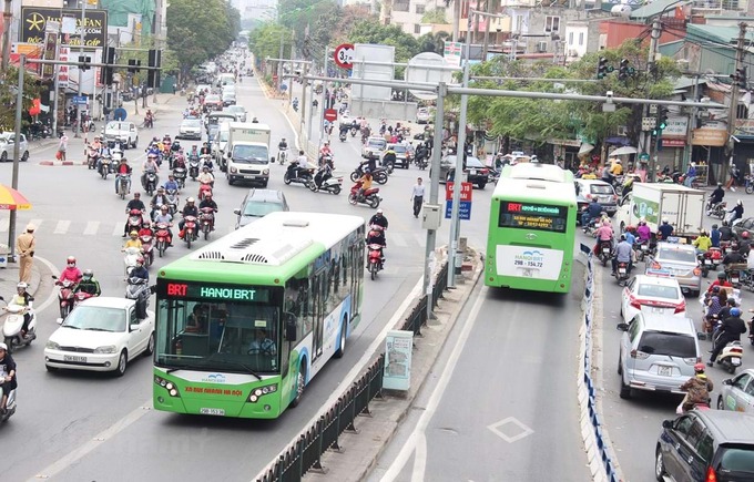 Xe buýt nhanh BRT chạy trên làn đường riêng tại Hà Nội