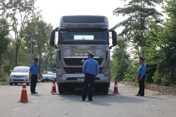 Lực lượng Thanh tra GTVT tiến hành kiểm tra tải trọng phương tiện