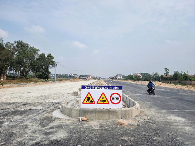 Trên công trường thi công thuộc địa phận TP Phổ Yên nhiều hạng mục còn chưa hoàn thành đơn vị thi công chủ động đặt biển báo giới hạn tốc độ đối với các phương tiện lưu thông trên tuyến.