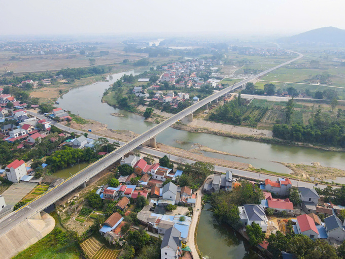 Theo ghi nhận của PV Banduong.vn, dự án xây dựng cầu Hòa Sơn bắc qua sông Cầu và đường dẫn lên cầu (kết nối huyện Hiệp Hòa, tỉnh Bắc Giang với TP Phổ Yên, tỉnh Thái Nguyên, có tổng kinh phí hơn 540 tỷ đồng) thuộc giai đoạn 1 của dự án tuyến đường liên kết các tỉnh Bắc Giang, Thái Nguyên, Vĩnh Phúc đã hoàn thành xây dựng.