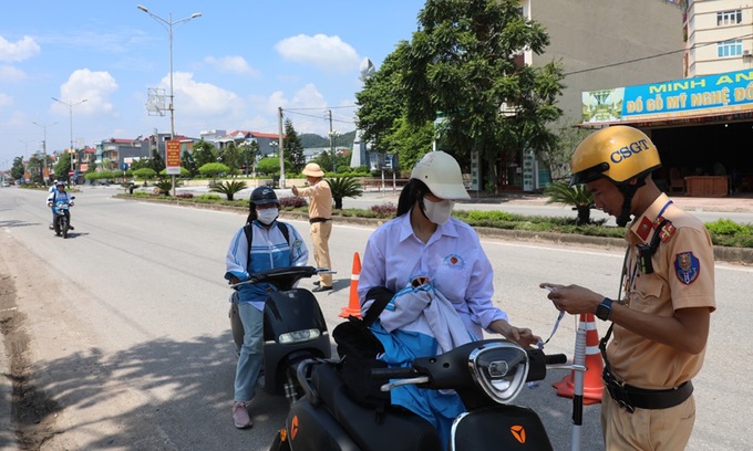 CSGT Công an Yên Dũng kiểm tra học sinh lưu thông trên quốc lộ 17