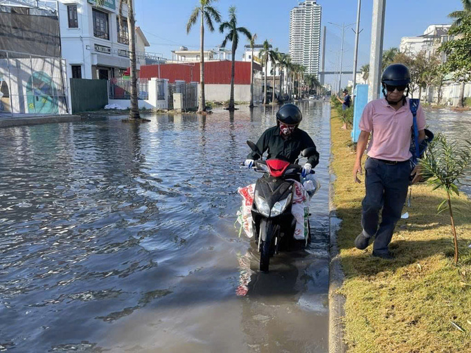 Triều cường dâng cao khiến giao thông đi lại khó khăn, nhiều phương tiện chết máy.