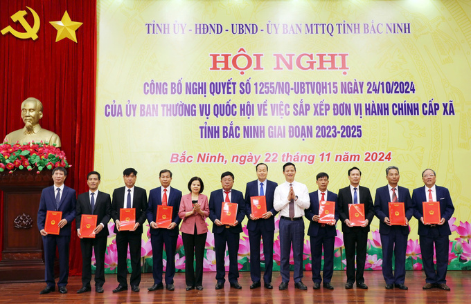 Lãnh đạo tỉnh Bắc Ninh trao Nghị quyết của Ủy ban Thường vụ Quốc hội tới các xã, phường, thị trấn.