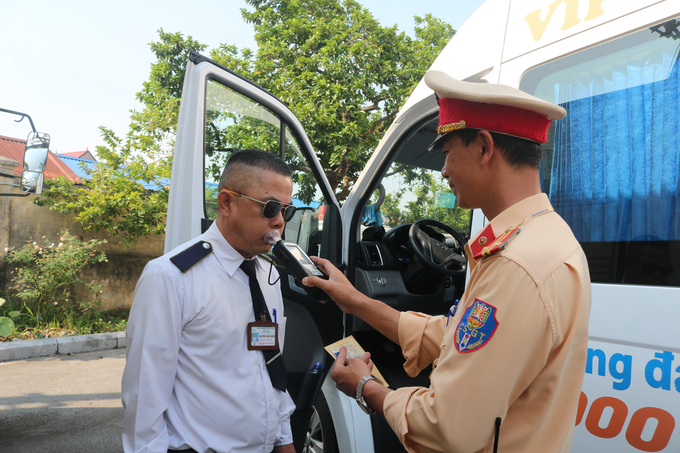 CBCS Trạm CSGT Quang Trung (Phòng CSGT-CA TP Hải Phòng) kiểm tra nồng độ cồn đối với lái xe vận tải hành khách. Ảnh: Đinh Huyền.