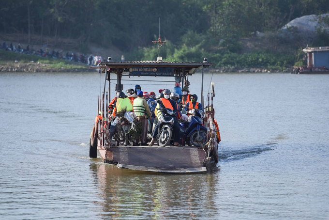 Trong thời gian cầu Hồ (Bắc Ninh) sửa chữa, lượng người và phương tiện tăng đột biến khiến các bến đò khách ngang sông.