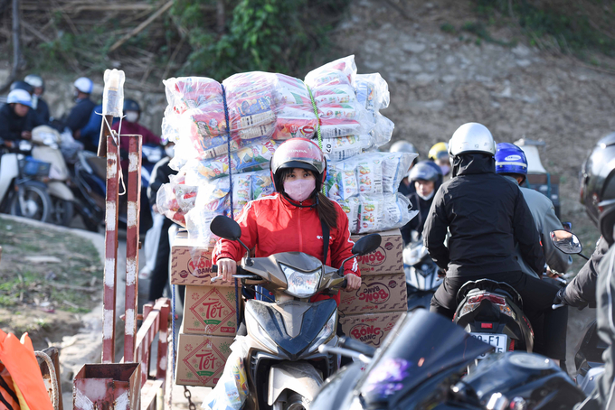 Người dân di chuyển khó khăn tại các bến đò.