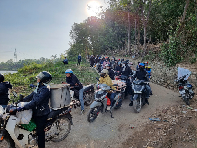 Việc tham gia giao thông tại khu vực bến đò Ngăm Lương nhiều lúc gặp khó khăn do lượng phương tiện chờ quá đông nên rất dễ xảy ra việc mất an toàn giao thông, đổ ngã phương tiện khi di chuyển.