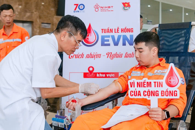 CBCNV Công ty Điện lực Thừa Thiên Huế tham gia hiến máu tình nguyện hưởng ứng Tuần lễ Hồng EVN lần thứ X.