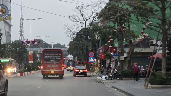 Xe vô tư đi vào đường Vạn Phúc, Hà Đông đón trả khách dù không được cấp phép. (Ảnh cắt từ clip).