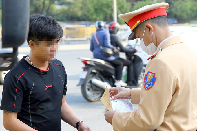 Theo quy định mới, người bị mất GPLX còn thời hạn sẽ được cấp lại ngay mà không phải chờ xác minh. (Ảnh minh họa).