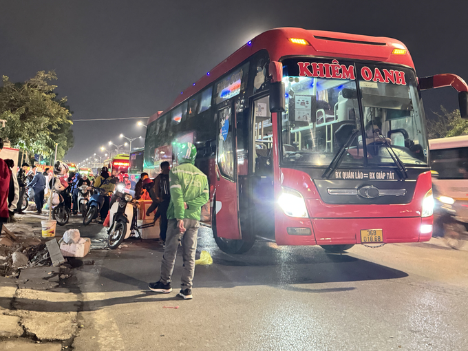 Xe khách Khiêm Oanh ngang nhiên trả khách ngay trước cổng bến xe Giáp Bát, đường Giải Phóng trước khi chạy vượt tuyến đi Mỹ Đình. Ảnh chụp tối 8/12/2024.