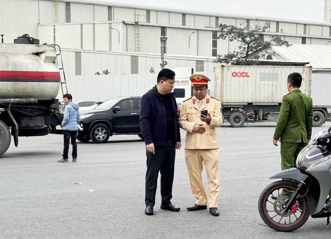 Đại tá Bùi Trung Thành – Phó Giám đốc Công an TP Hải Phòng và Thượng tá Đào Minh Đức - Phó Trưởng Phòng CSGT tại hiện trường vụ TNGT.